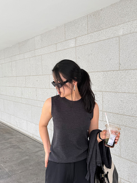 Model wearing a charcoal grey sleeveless seamless knit top — Cawoolyang everyday cashmere style